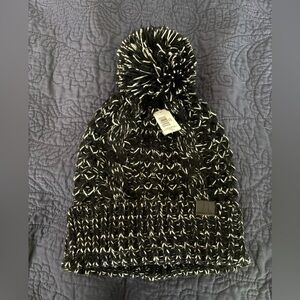 Black & White Hat with top Pom– NWT